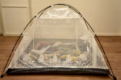 huis tent met pistolen